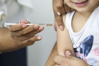 Criança é vacinada contra a Covid-19
