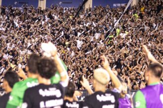 Jogadores do Vasco celebram com a torcida a classificação para a semifinal da Copa Sul-Americana