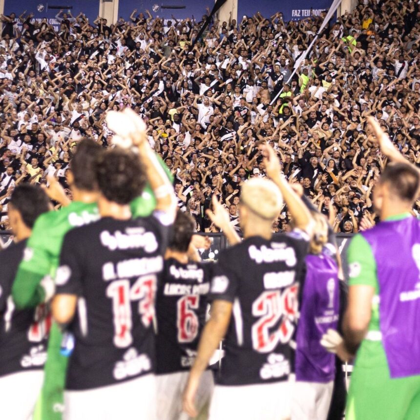 Jogadores do Vasco celebram com a torcida a classificação para a semifinal da Copa Sul-Americana