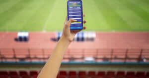 Celular exibindo aplicativo de mensagens com notificação oficial