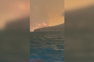 Fotografias mostram erupção do vulcão Anak Krakatau , na Indonésia (06.09.27)