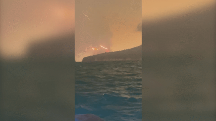 Fotografias mostram erupção do vulcão Anak Krakatau , na Indonésia (06.09.27)