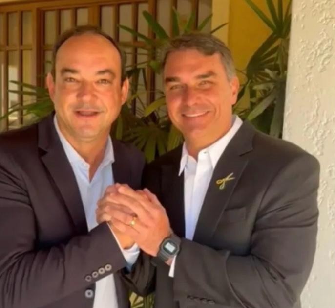 Flávio Roscoe ao lado de Flávio Bolsonaro em vídeo de anúncio de candidatura ao governo de Minas
