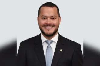 Deputado federal Adail Filho é alvo da PF por fraudes em contratos públicos