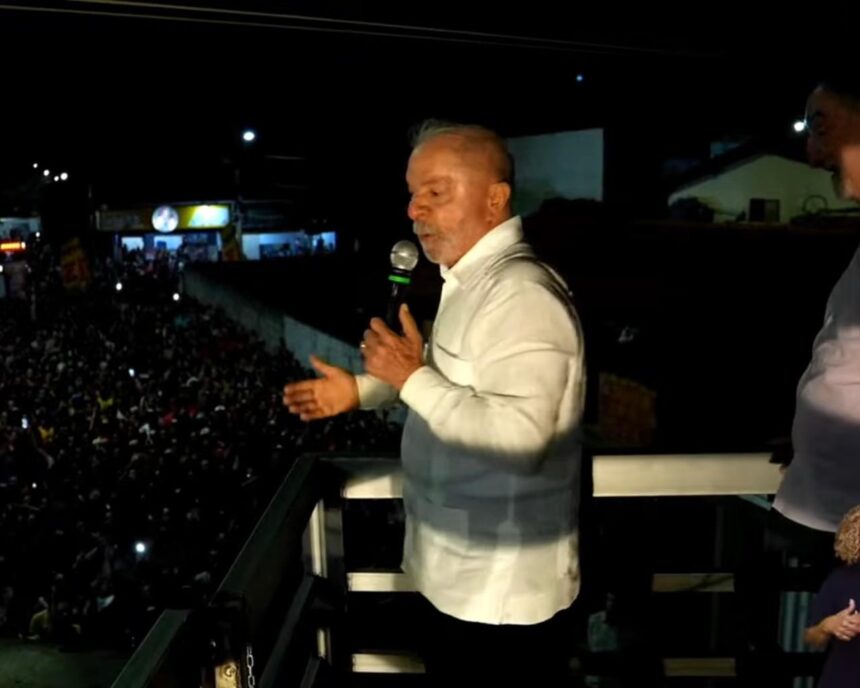 Lula durante ato público em Montes Claros, Minas Gerais