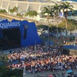 Sob o sol, cariocas se reúnem para assistir ao concerto do Projeto Aquarius