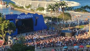 Sob o sol, cariocas se reúnem para assistir ao concerto do Projeto Aquarius