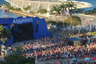 Sob o sol, cariocas se reúnem para assistir ao concerto do Projeto Aquarius
