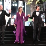 Tom Cruise quebra protocolo e estende a mão para Kate Middleton em evento