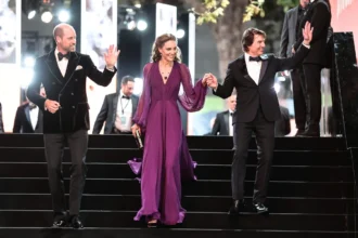Tom Cruise quebra protocolo e estende a mão para Kate Middleton em evento