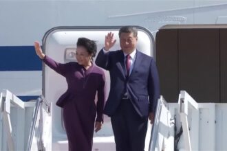 Primeira-dama da China, Peng Liyuan, e Xi Jinping, presidente da China, deixam os Estados Unidos após visita de Estado
