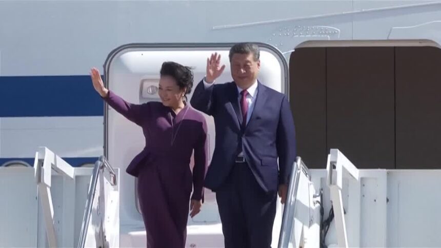 Primeira-dama da China, Peng Liyuan, e Xi Jinping, presidente da China, deixam os Estados Unidos após visita de Estado