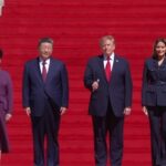 Xi Jinping, presidente da China, Donald Trump, presidente dos Estados Unidos, e primeiras-damas nas escadas dos Arquivos Nacionais dos EUA