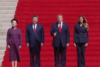 Xi Jinping, presidente da China, Donald Trump, presidente dos Estados Unidos, e primeiras-damas nas escadas dos Arquivos Nacionais dos EUA