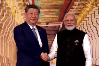 Xi Jinping e Narendra Modi se cumprimentam durante a Cúpula do Brics em Nova Délhi, na Índia