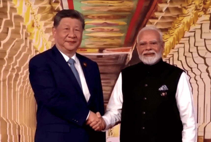 Xi Jinping e Narendra Modi se cumprimentam durante a Cúpula do Brics em Nova Délhi, na Índia