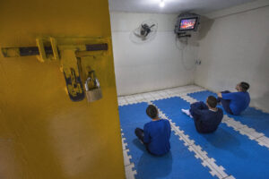 Redução da maioridade penal tem apoio de 89% dos eleitores de Flávio e 70% dos de Lula