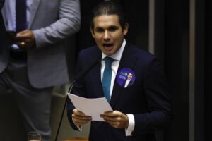 Motta conquista apoio de partidos com 273 deputados e supera maioria na Câmara