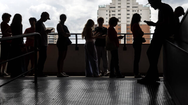 Abstenção cai entre jovens e idosos apesar de recorde nacional