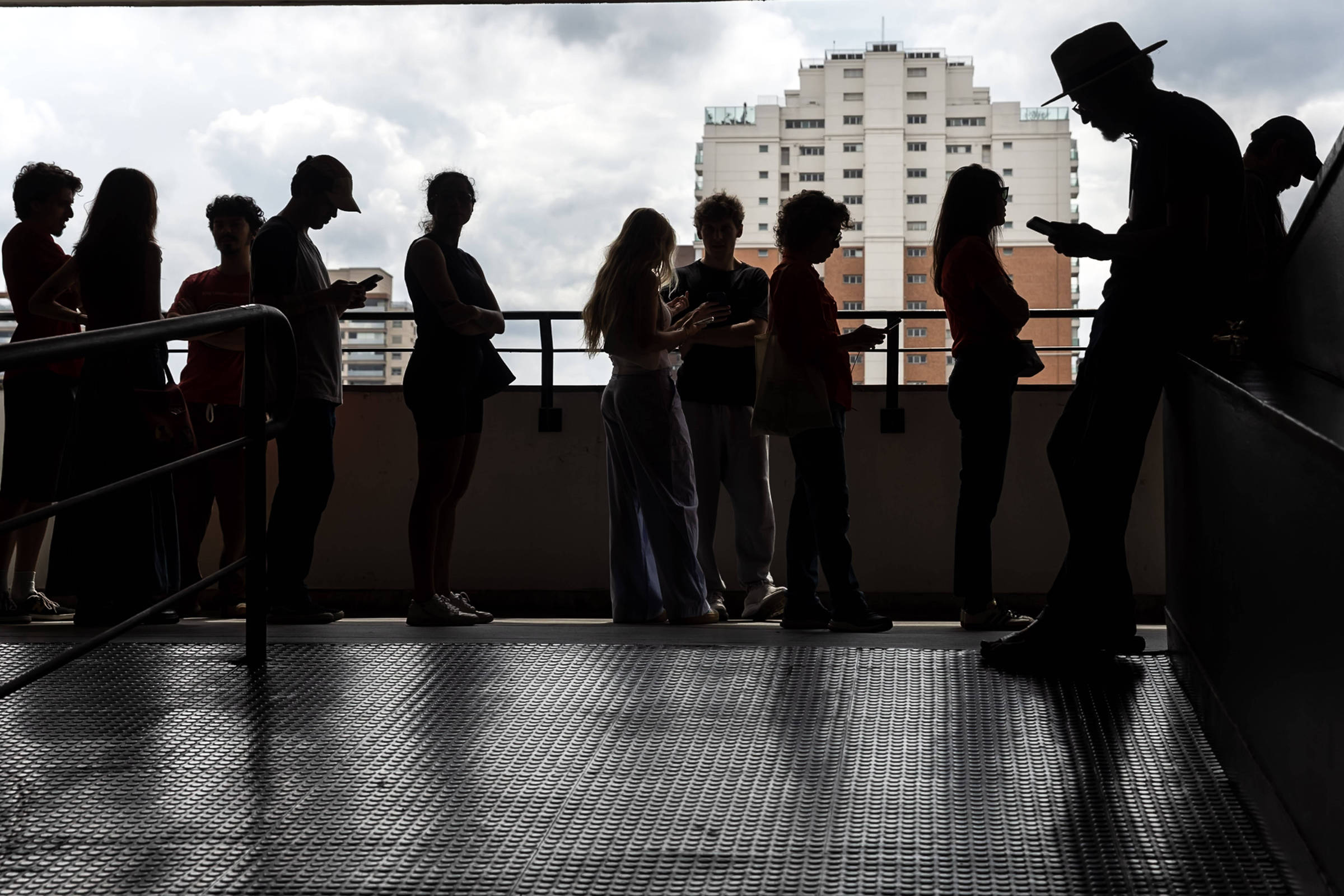 Abstenção cai entre jovens e idosos apesar de recorde nacional