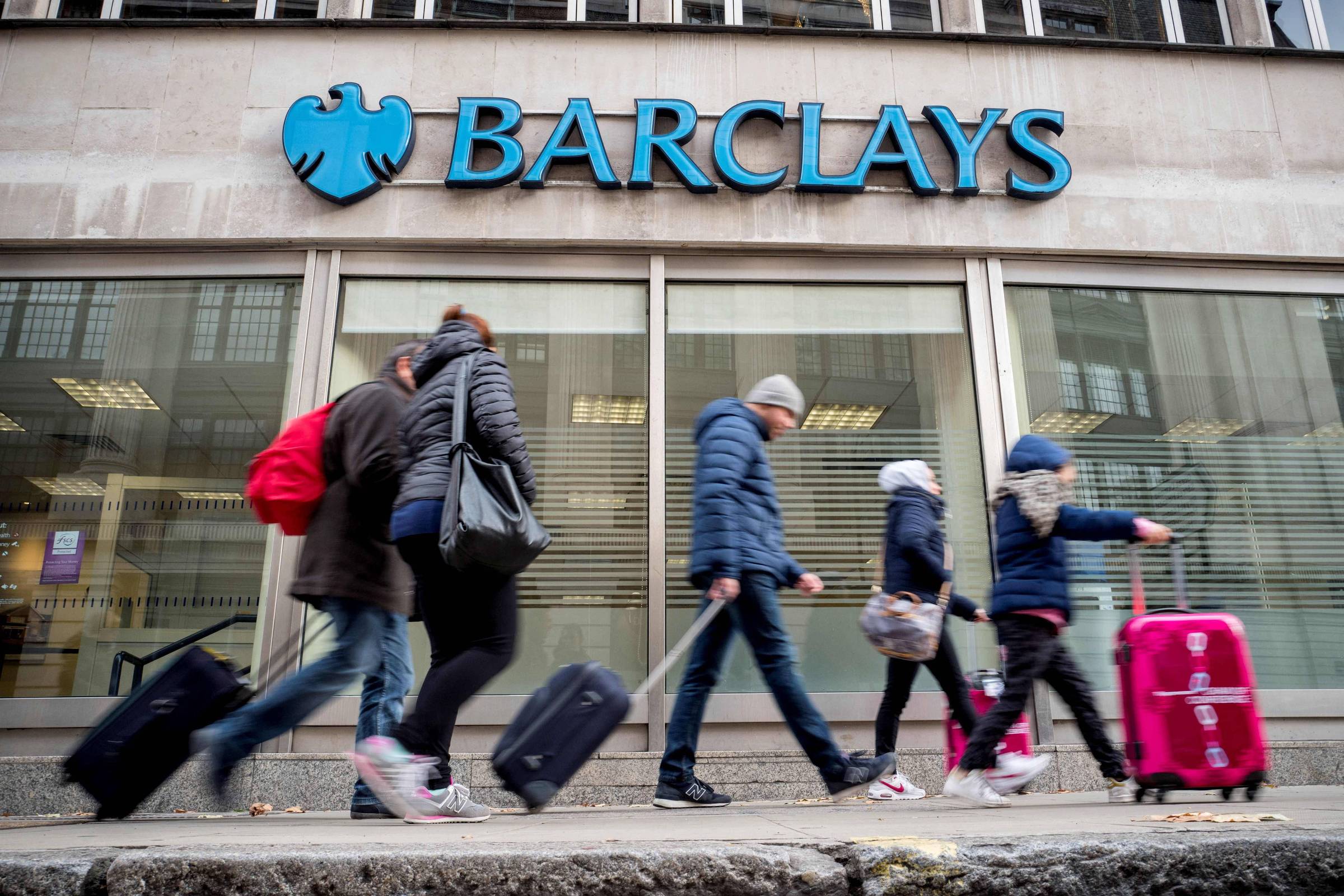 Barclays anuncia corte de 5 mil empregos com avanço da inteligência artificial