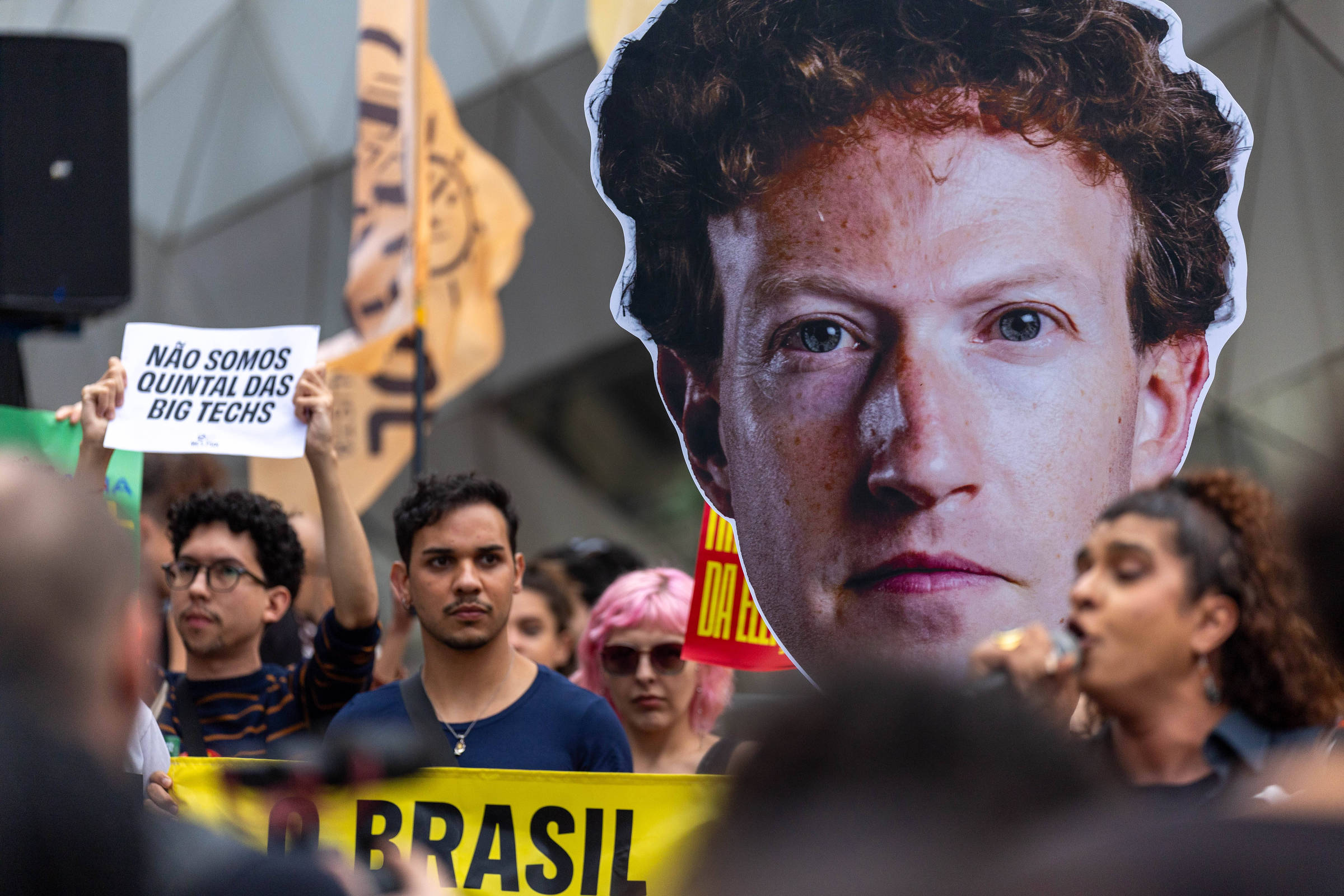TSE cobra Meta e X por suspeita de tratamento desigual entre Lula e Flávio