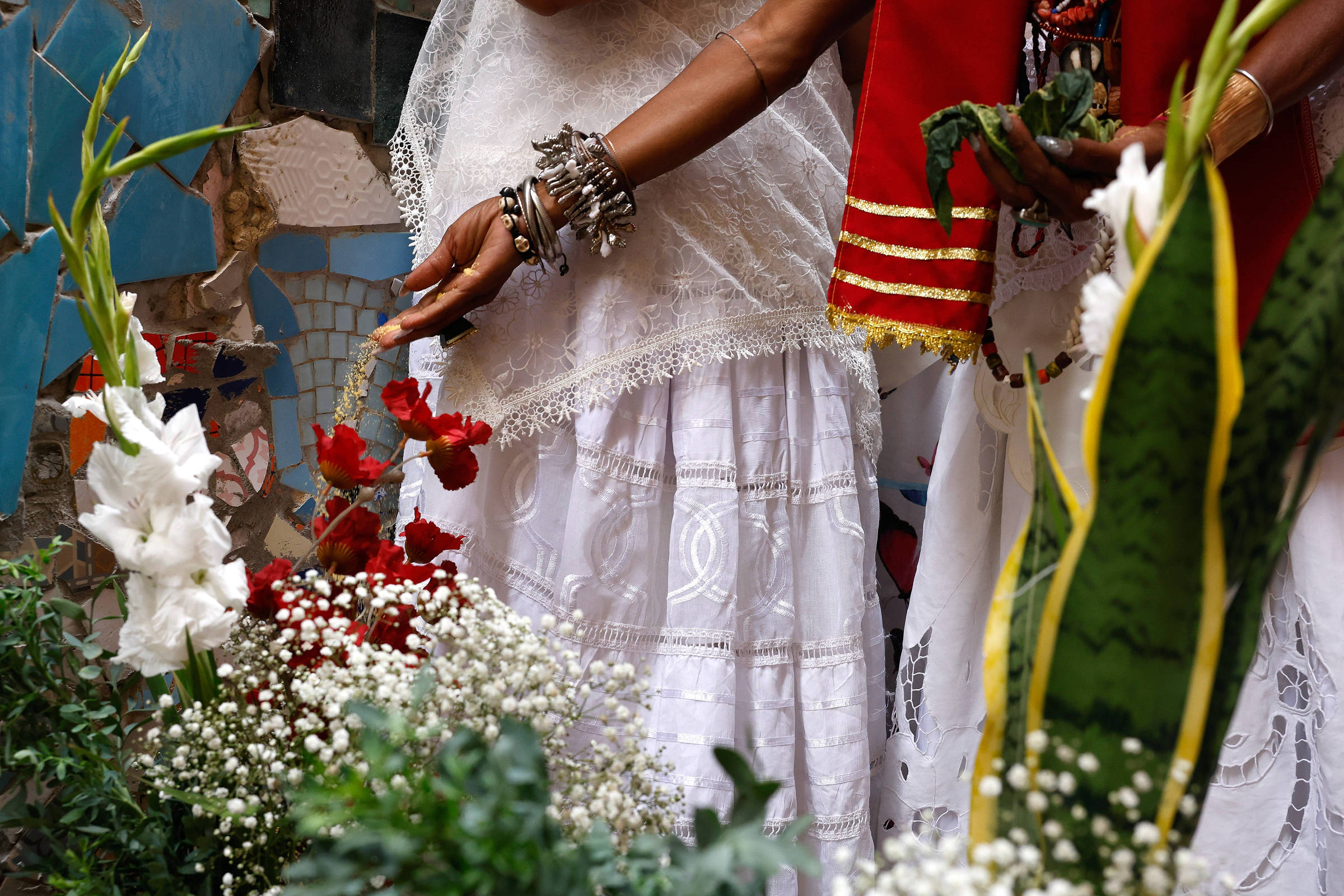 Rituais afro-brasileiros viram alvo de ataques na campanha de Flávio
