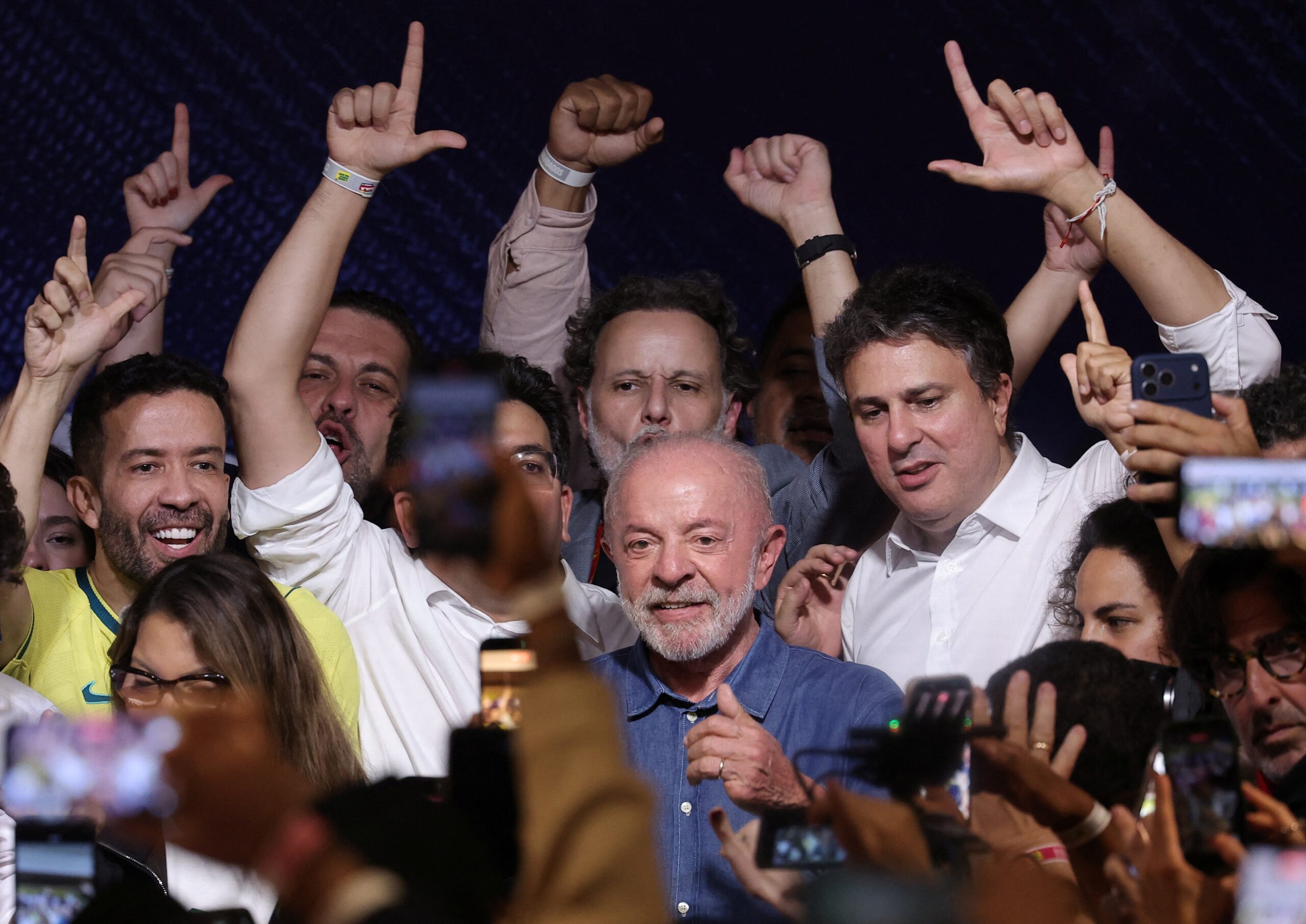 Lula promete mudar governo e defende regular plataformas após vitória