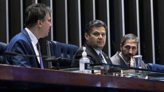 Davi Alcolumbre preside sessão do Senado; à esquerda, senador Camilo Santana (PT-CE), e à direita, secretário-geral da Mesa do Senado Federal, Danilo de Aguiar — Foto: Carlos Moura/Agência Senado