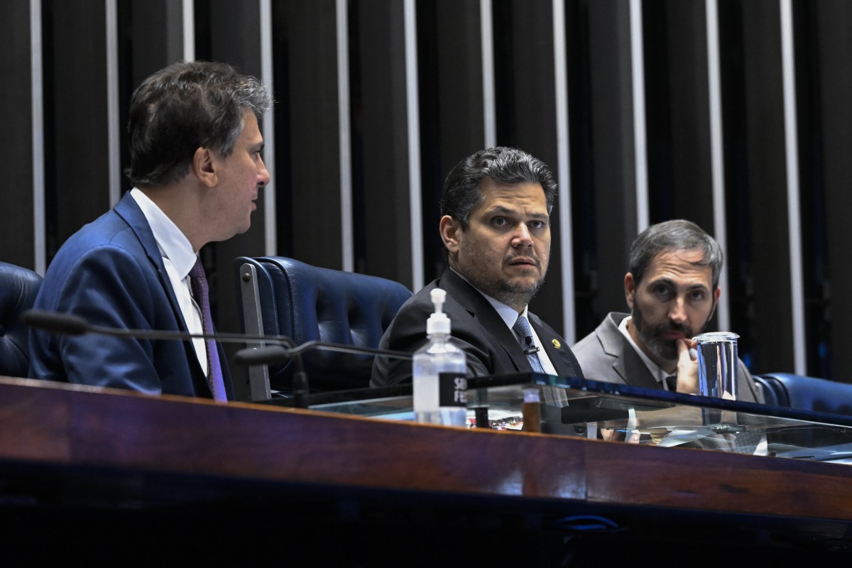 Davi Alcolumbre preside sessão do Senado; à esquerda, senador Camilo Santana (PT-CE), e à direita, secretário-geral da Mesa do Senado Federal, Danilo de Aguiar — Foto: Carlos Moura/Agência Senado