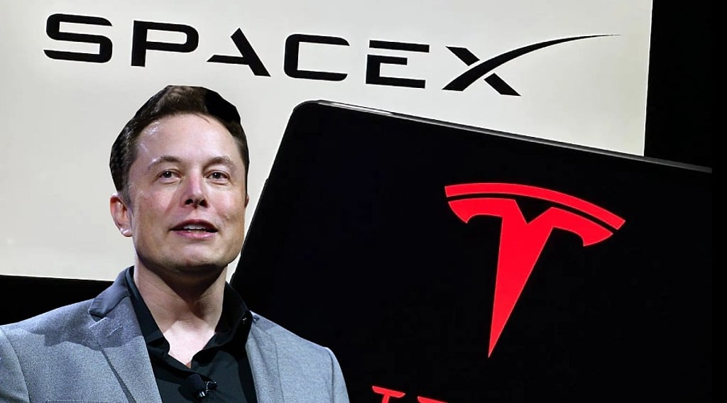 Elon Musk diante de símbolos da SpaceX e da Tesla