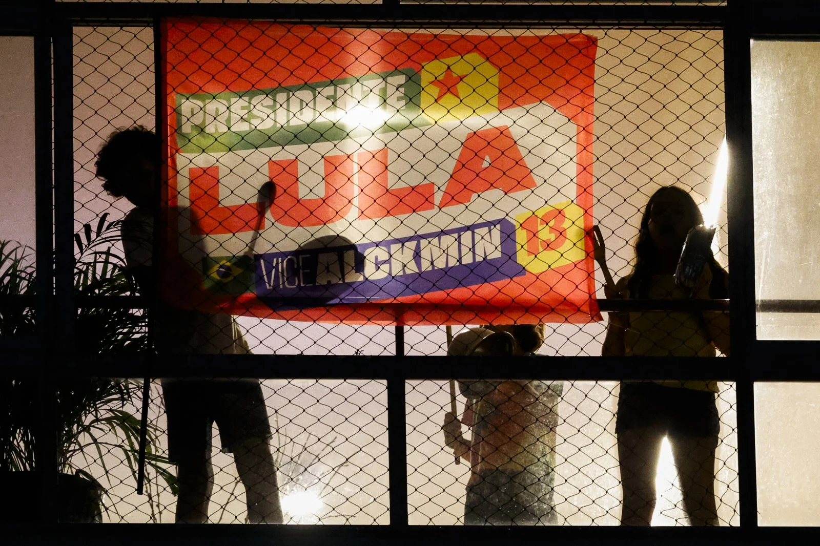 Morador bate panela na janela de prédio no bairro de Perdizes, zona oeste de São Paulo, durante entrevista do candidato à Presidência da República Flávio Bolsonaro (PL) à TV Globo - Foto: Danilo Verpa/Folhapress