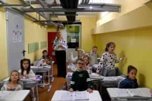 Crianças ucranianas assistem aula em abrigo subterrâneo em Kyiv
