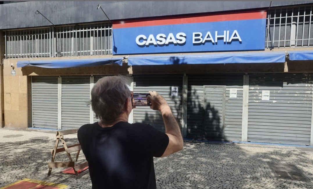 Pedestre tira foto da unidade na Avenida Visconde de Pirajá, em Ipanema, que foi fechada