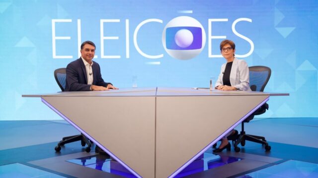 Candidato Flávio Bolsonaro (PL) concede entrevista à TV Globo — Foto: Manoella Mello/Globo