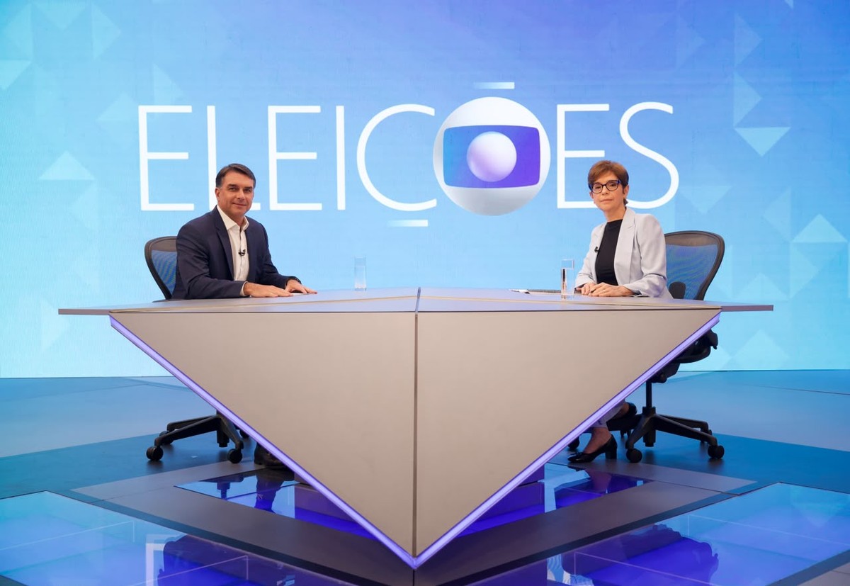 Candidato Flávio Bolsonaro (PL) concede entrevista à TV Globo — Foto: Manoella Mello/Globo