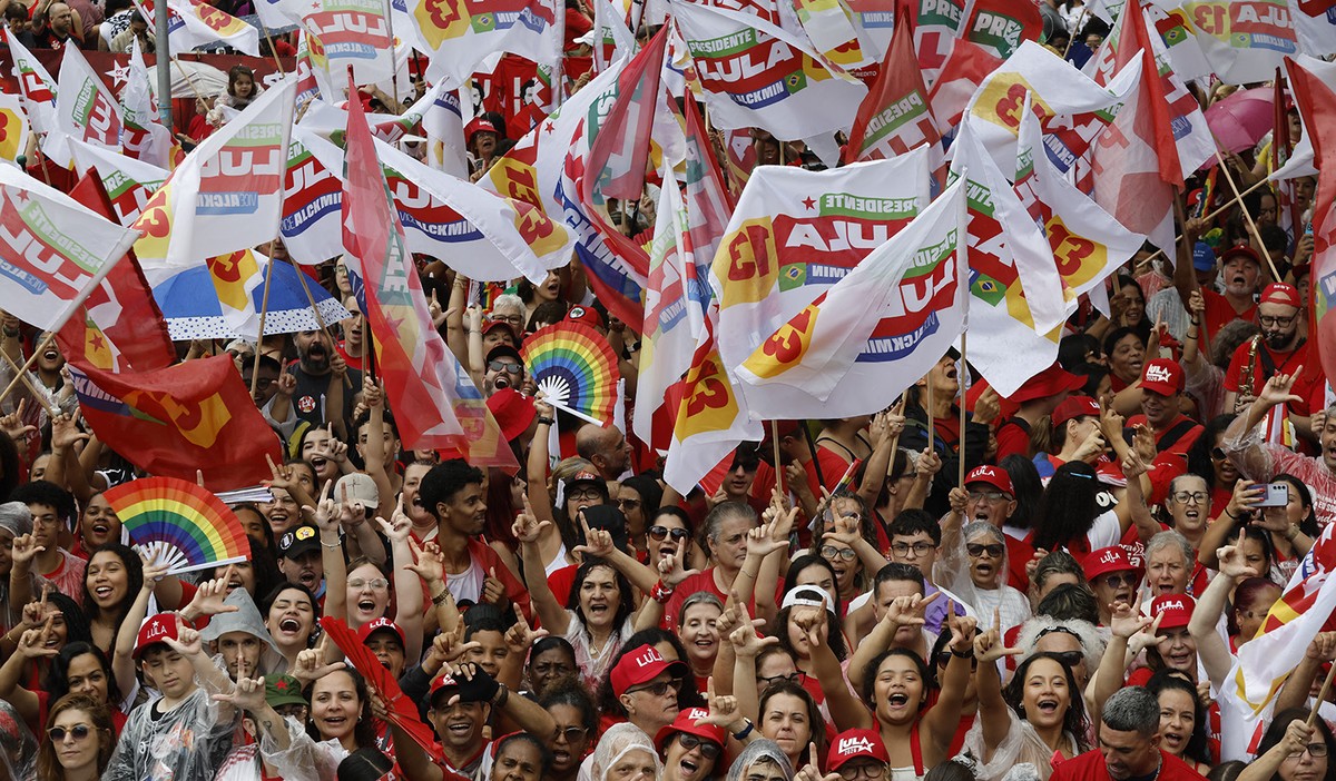 Lula muda campanha após derrota no primeiro turno e aposta em reação contra Flávio