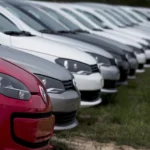 Carros novos expostos em concessionária