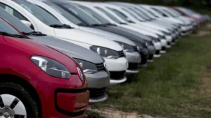 Carros novos expostos em concessionária