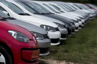 Carros novos expostos em concessionária