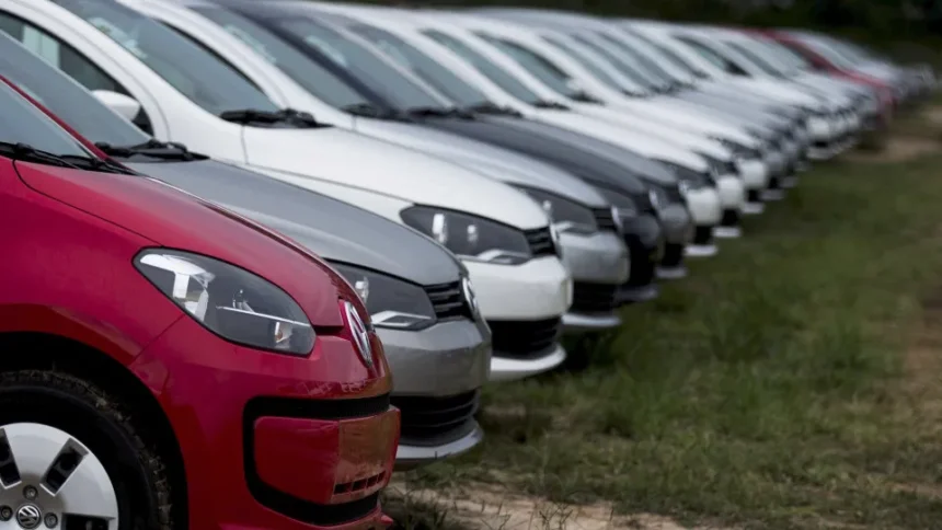 Carros novos expostos em concessionária