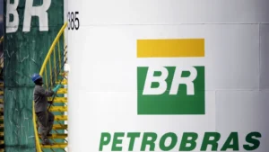 Plataforma de petróleo em alto-mar operada pela Petrobras