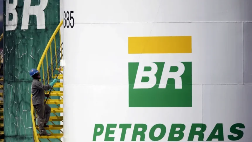 Plataforma de petróleo em alto-mar operada pela Petrobras