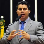 Urna eletrônica em seção eleitoral durante o dia de votação