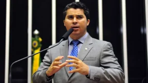 Urna eletrônica em seção eleitoral durante o dia de votação