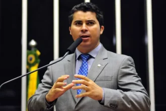 Urna eletrônica em seção eleitoral durante o dia de votação