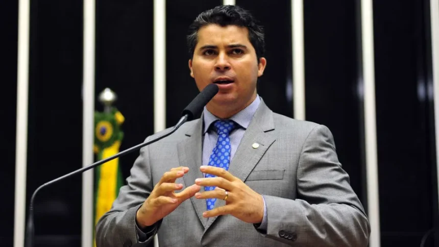 Urna eletrônica em seção eleitoral durante o dia de votação