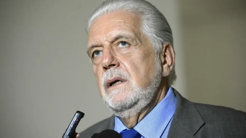 Senador Jaques Wagner em atividade parlamentar em Brasília