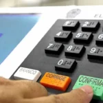 Urna eletrônica em seção de votação