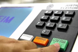 Urna eletrônica em seção de votação